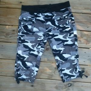 Black Camo Cotton Capri/Size Medium